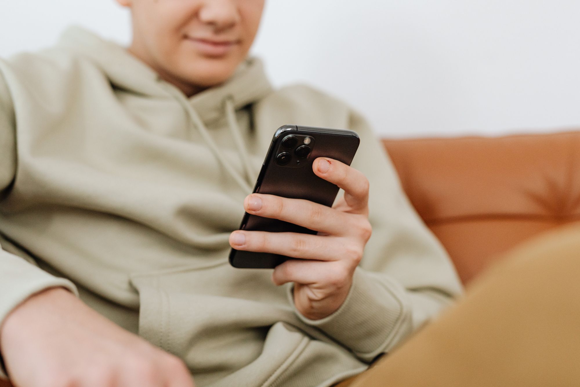 Pensavo fosse amore, invece era un computer: cos’è l’Ai sexting e chi lo pratica