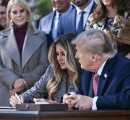 Melania firma il piano per la salute delle donne, Trump ‘ironizza’: “Non so se conti qualcosa”