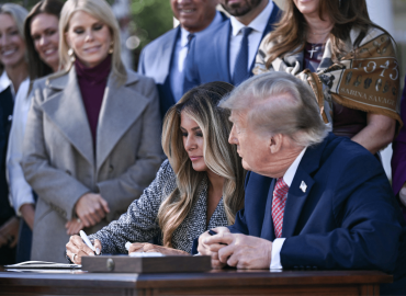 Melania firma il piano per la salute delle donne, Trump ‘ironizza’: “Non so se conti qualcosa”