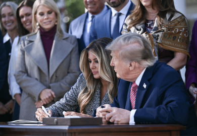 Melania firma il piano per la salute delle donne, Trump ‘ironizza’: “Non so se conti qualcosa”