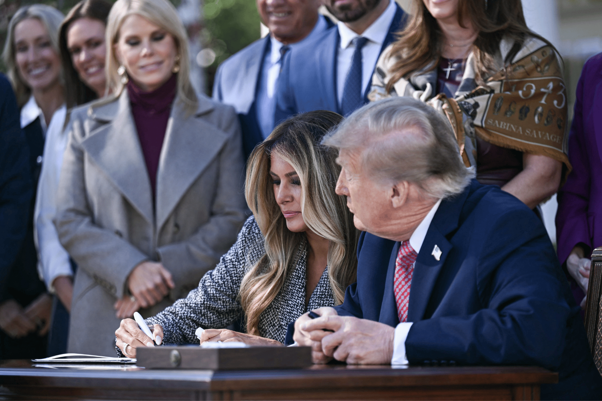 Melania firma il piano per la salute delle donne, Trump ‘ironizza’: “Non so se conti qualcosa”