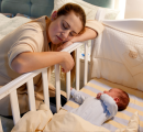 Dormire tutta la notte con un neonato in casa? Ora puoi pagare una tata notturna