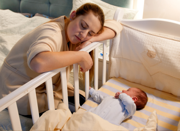 Dormire tutta la notte con un neonato in casa? Ora puoi pagare una tata notturna
