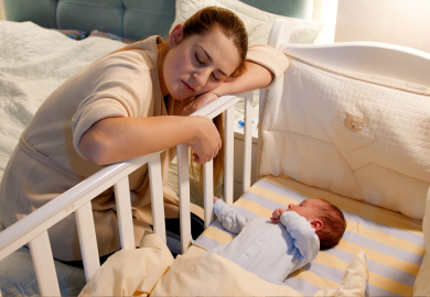 Dormire tutta la notte con un neonato in casa? Ora puoi pagare una tata notturna