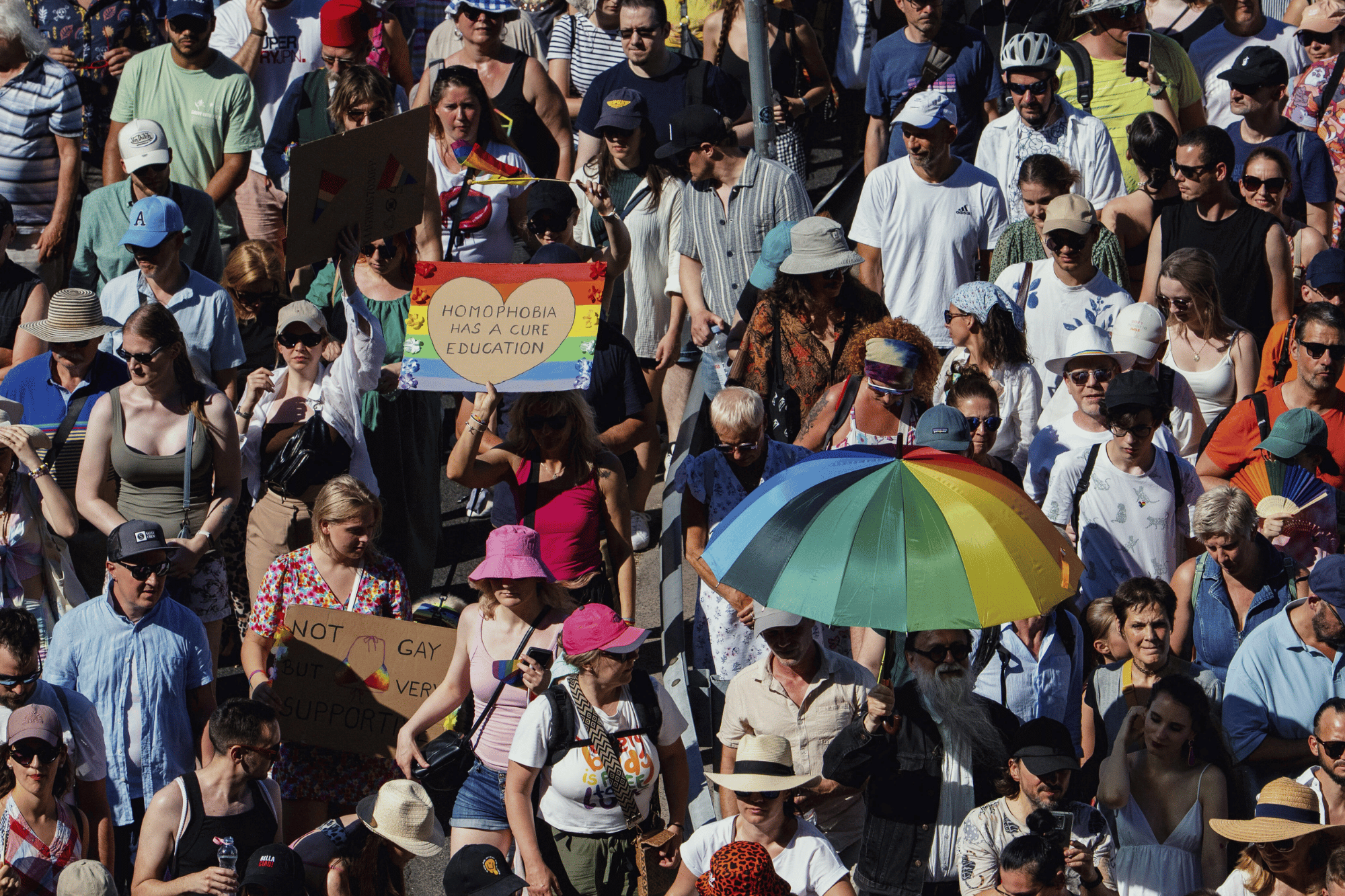 L’Ungheria cancella le leggi anti-Lgbtq+ di Orbán, ma la svolta è a metà: quali divieti restano