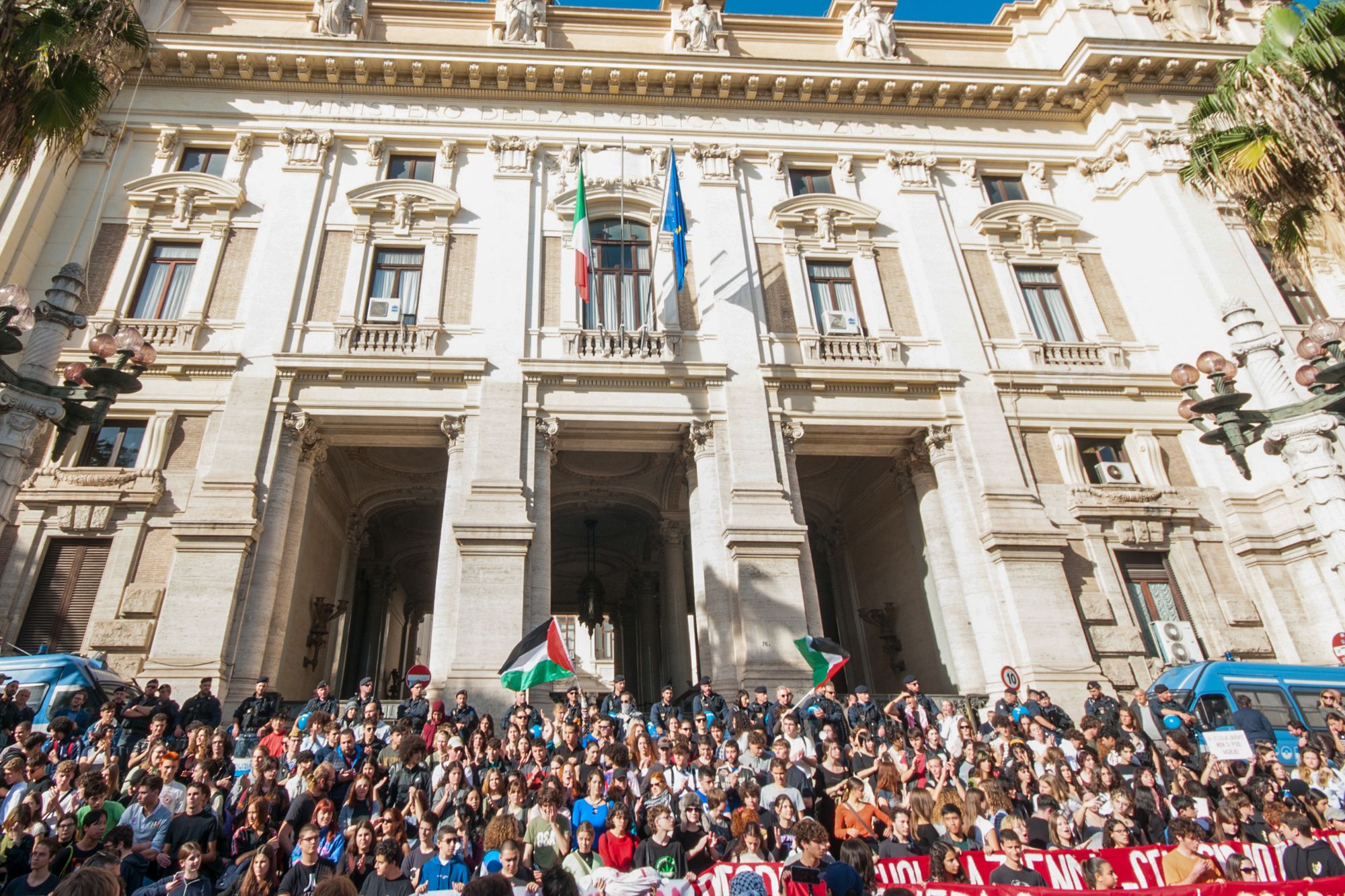 Studenti protestano al ministero dell'Istruzione e del Merito