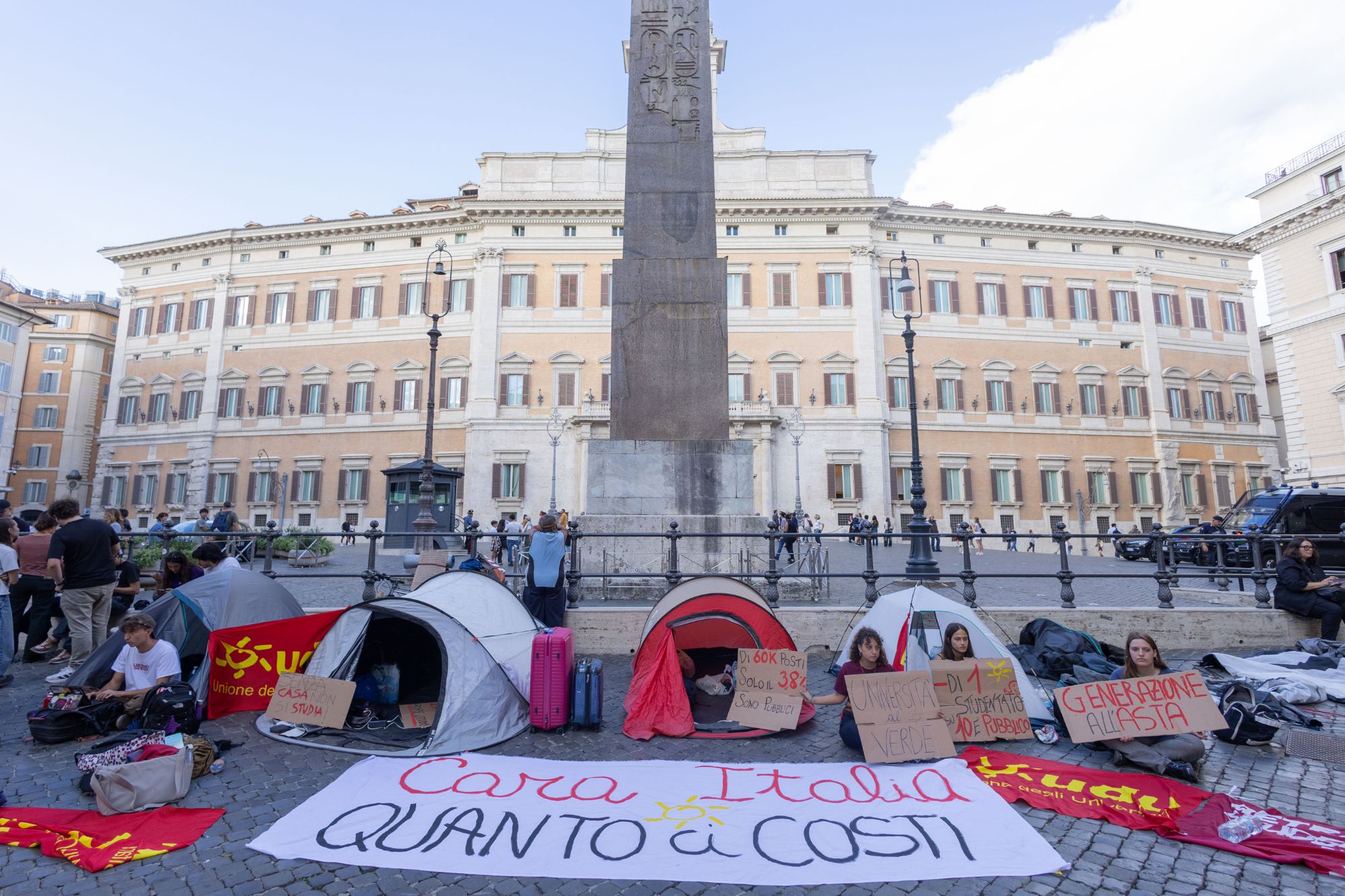 Studenti montano tende contro il caro affitti a Montecitorio